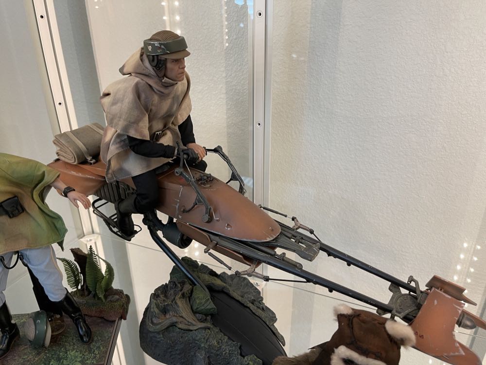 Star Wars Speeder bike - Sideshow Collectibles action figure collectible - Main Image 1
