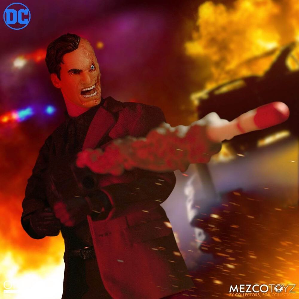 Mezco One:12 Collective - DC Universe: Two-Face 6” Action Figure - Mezco Toyz (One:12 Collective - DC Universe) action figure collectible [Barcode 696198764406] - Main Image 3