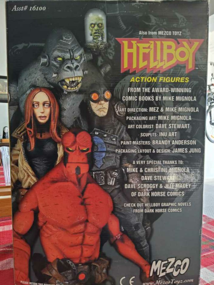 HellBoy - Mezco Toyz (Hellboy) action figure collectible [Barcode 696198161007] - Main Image 2