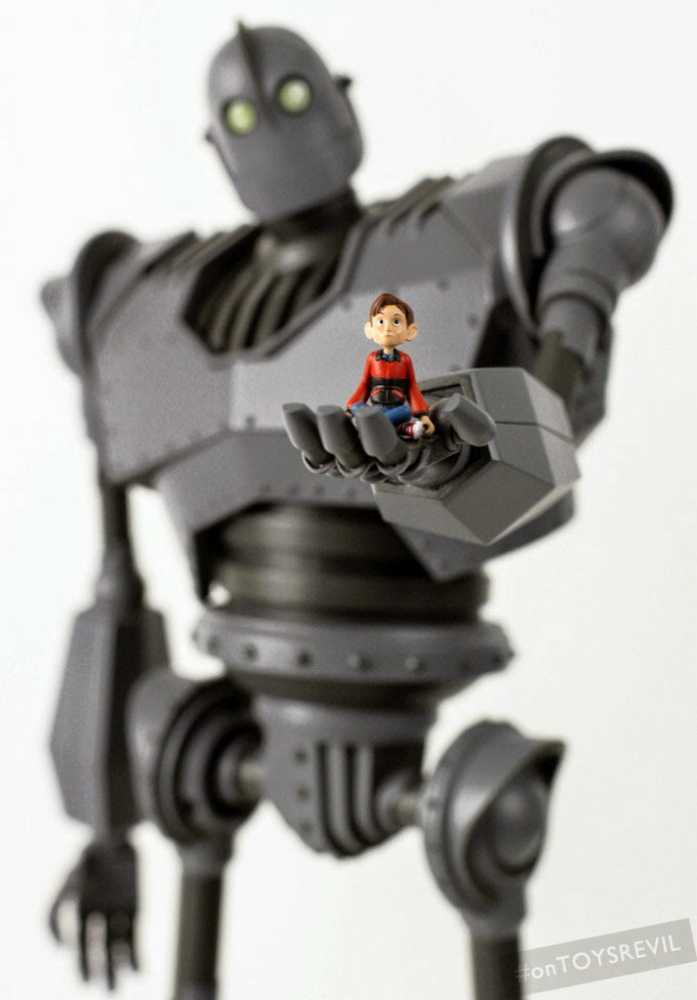 The Iron Giant - Mondo (The Iron Giant™) action figure collectible - Main Image 3