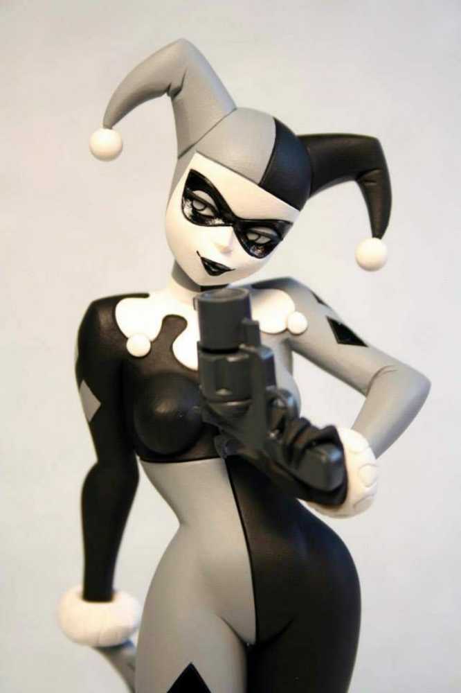 Harley Quinn (Black And White) - Bruce Timm - DC Collectibles (Batman The Animated Series) action figure collectible [Barcode 761941319766] - Main Image 2
