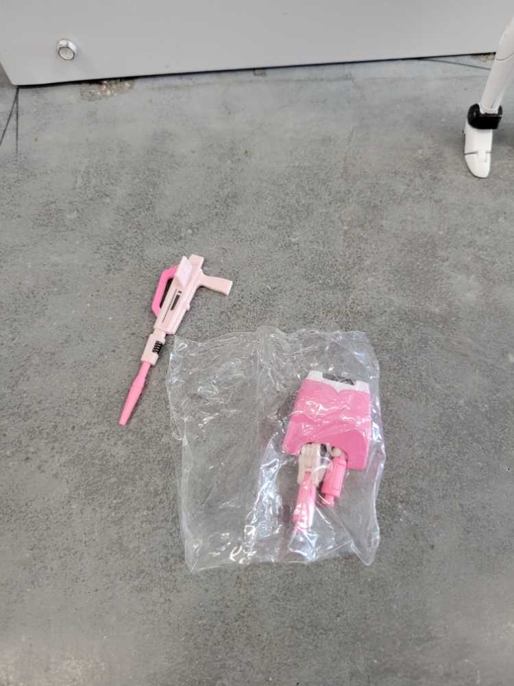 Arcee FT-24 Rouge - Fans Toys (Transformers: The Movie (1986)) action figure collectible - Main Image 3