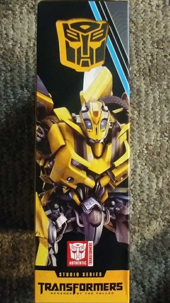 (74BB) Bumblebee | Transformers STUDIO SERIES: BUZZWORTHY BUMBLEBEE "Deluxe Class” (Transformers: Revenge of the Fallen)

 - Hasbro (Transformers Studio Series: BUZZWORTHY BUMBLEBEE) action figure collectible [Barcode 5010993777532] - Main Image 3