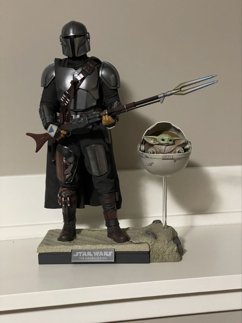 The Mandalorian & The Child - Hot Toys / Side Show (1/6th Scale) action figure collectible [Barcode 4895228604774] - Main Image 3
