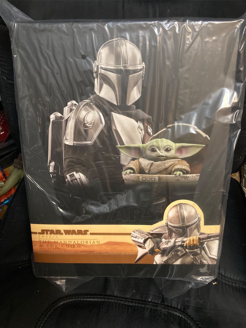 The Mandalorian & The Child - Hot Toys / Side Show (1/6th Scale) action figure collectible [Barcode 4895228604774] - Main Image 4