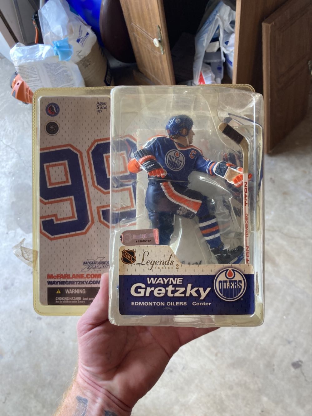 Wayne Gretzky (blue) - McFarlane Toys action figure collectible [Barcode 787926752113] - Main Image 3