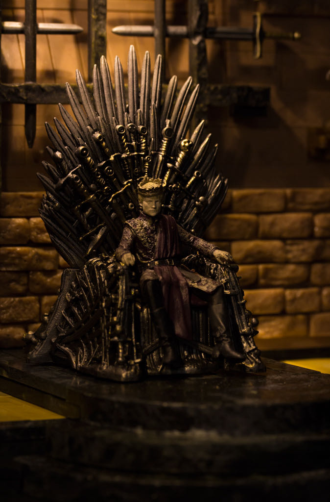 Game Of Thrones: Iron Throne Room Construction Set - McFarland Toys (Game Of Thrones) action figure collectible [Barcode 787926193916] - Main Image 2