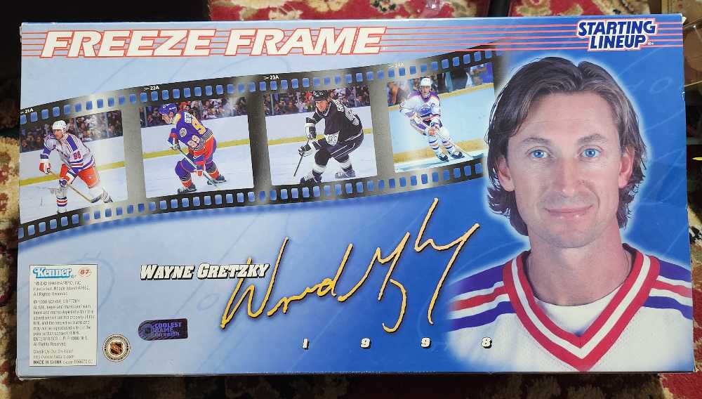 Starting Lineup Wayne Gretzky Freeze Frame - Kenner action figure collectible [Barcode 076281718910] - Main Image 2
