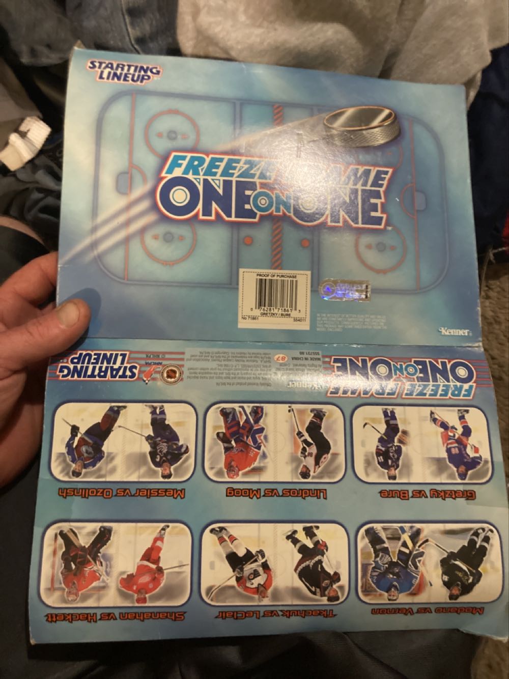 Starting Lineup Wayne Gretzky VS. Pavel Bure Freeze Frame One on One - New York Rangers / Vancouver Canucks  - Kenner action figure collectible [Barcode 076281718613] - Main Image 2