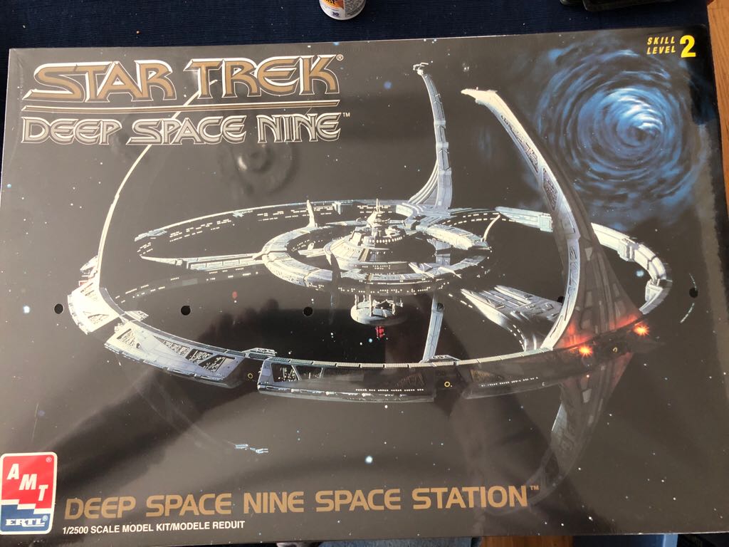 Star Trek Deep Space Nine Station Model Kit - AMT (Star Trek: Deep Space Nine) action figure collectible [Barcode 036881087786] - Main Image 1