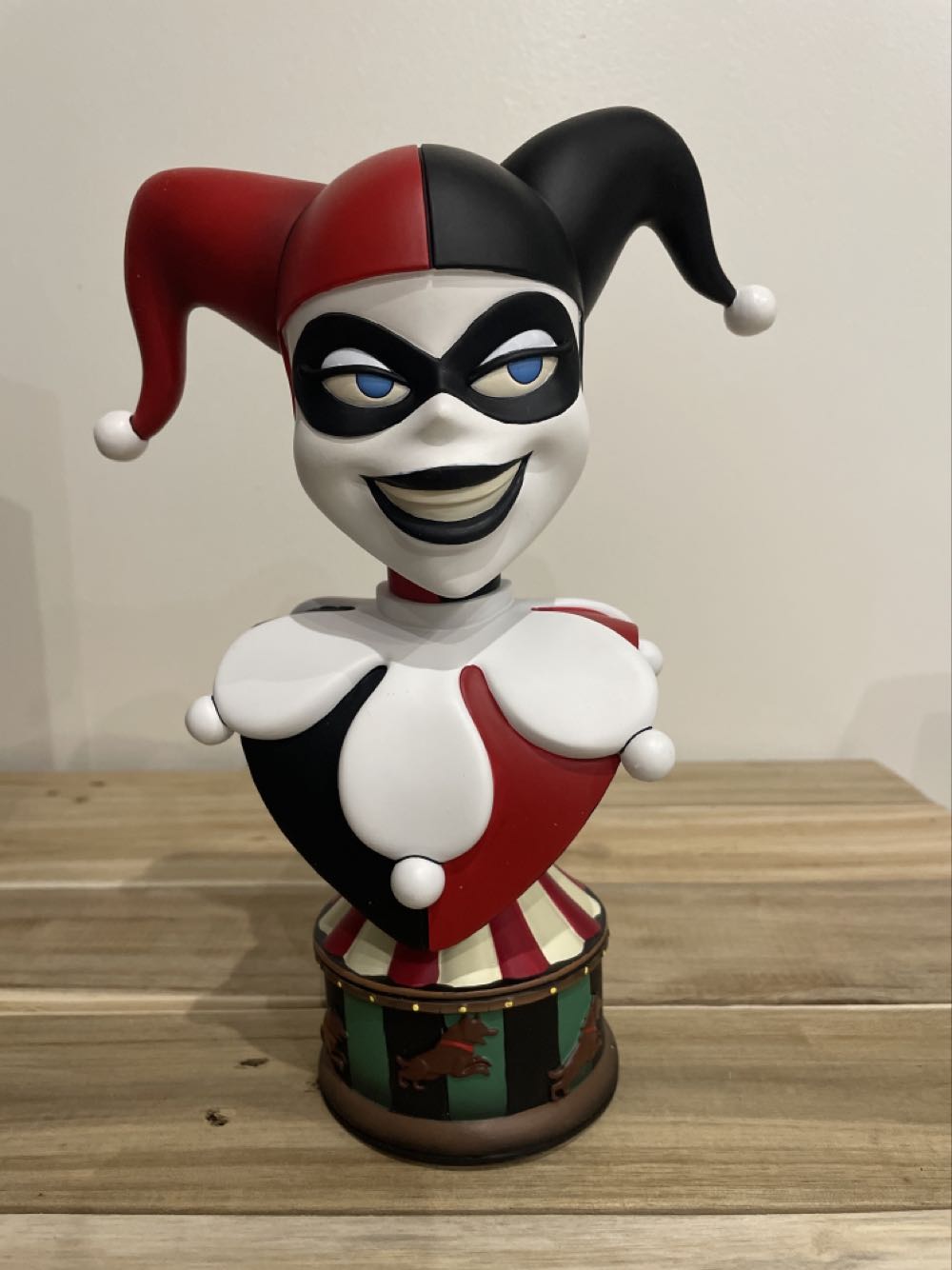 Harley Quinn 1/2 Bust - Diamond Select (Batman) action figure collectible [Barcode 699788838242] - Main Image 2
