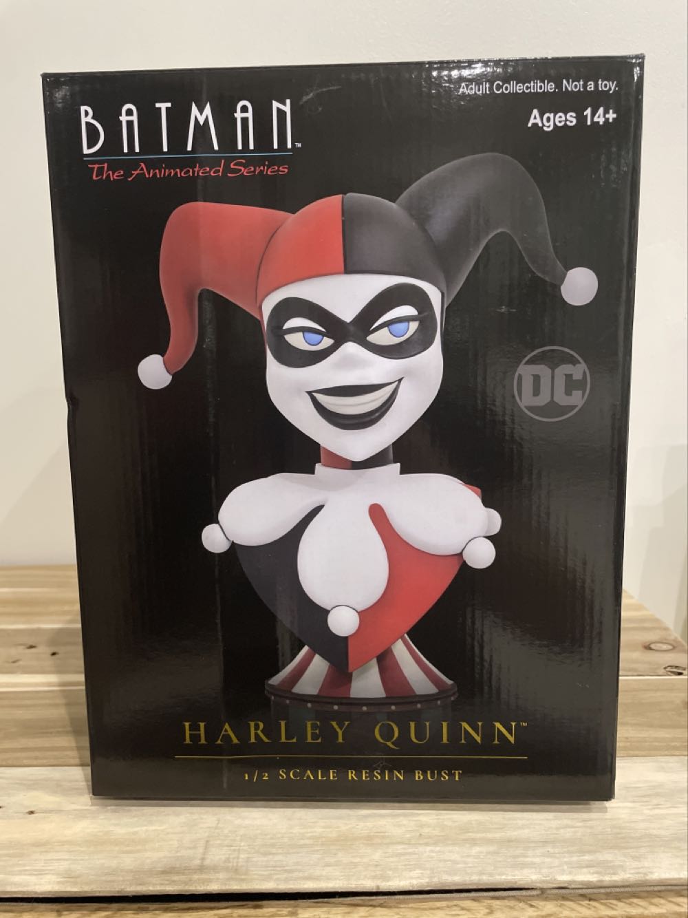 Harley Quinn 1/2 Bust - Diamond Select (Batman) action figure collectible [Barcode 699788838242] - Main Image 3
