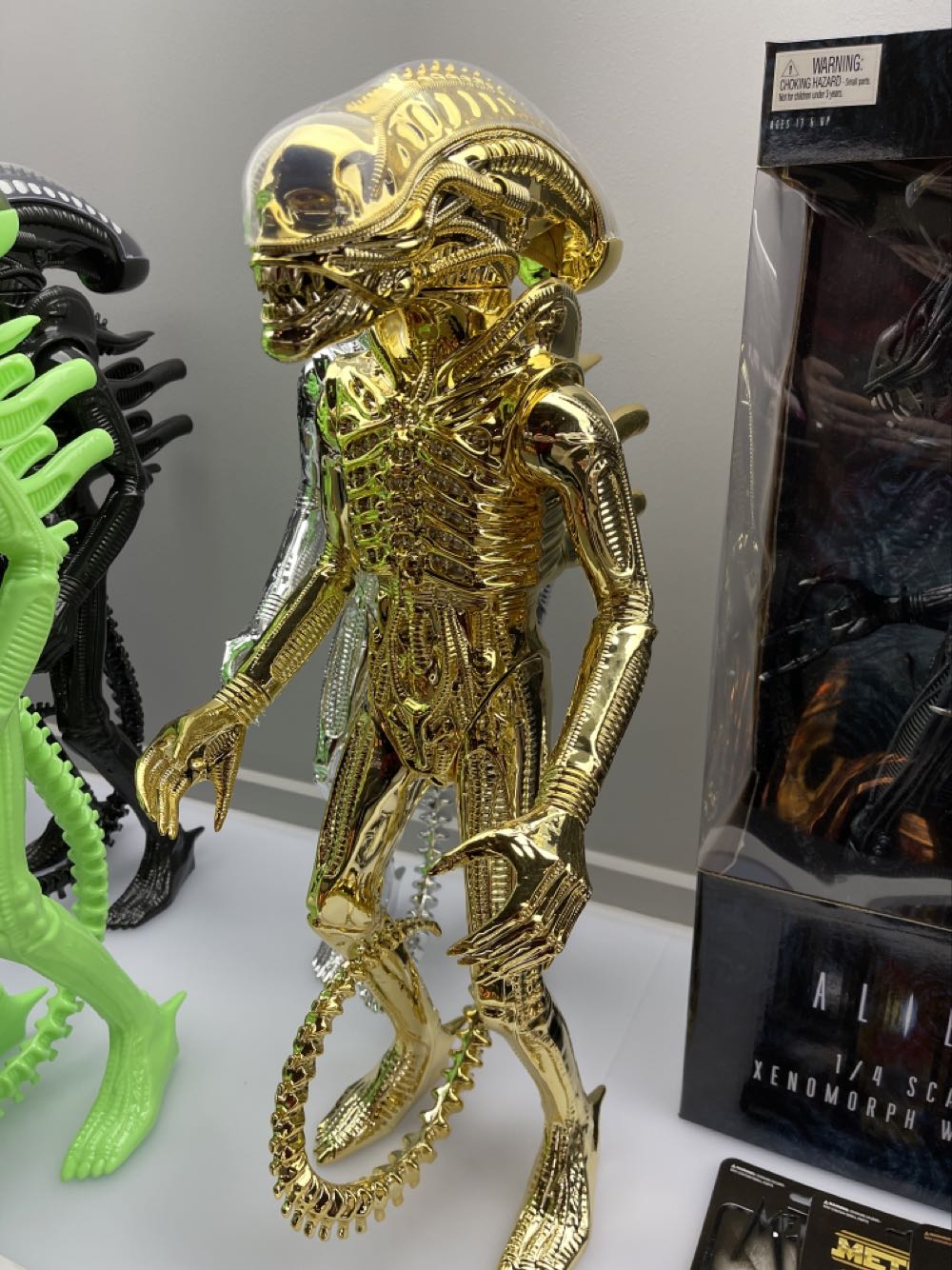 Gentle Giant Jumbo Gold Alien 35th Anniversary - Gentle Giant LTD action figure collectible [Barcode 871810011001] - Main Image 2