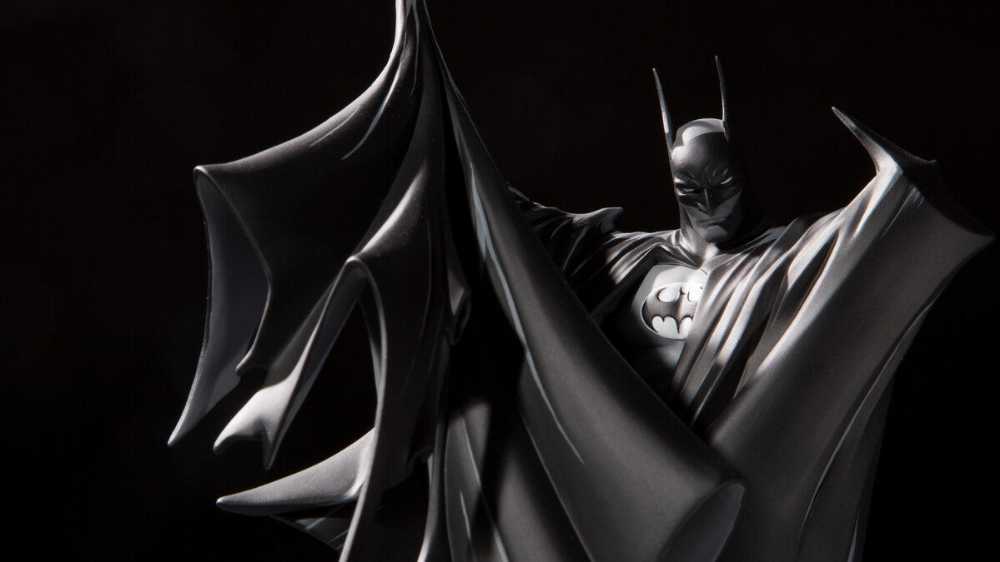Batman Black and White by Todd McFarlane Deluxe Statue - Dc Collectables action figure collectible [Barcode 761941363899] - Main Image 3