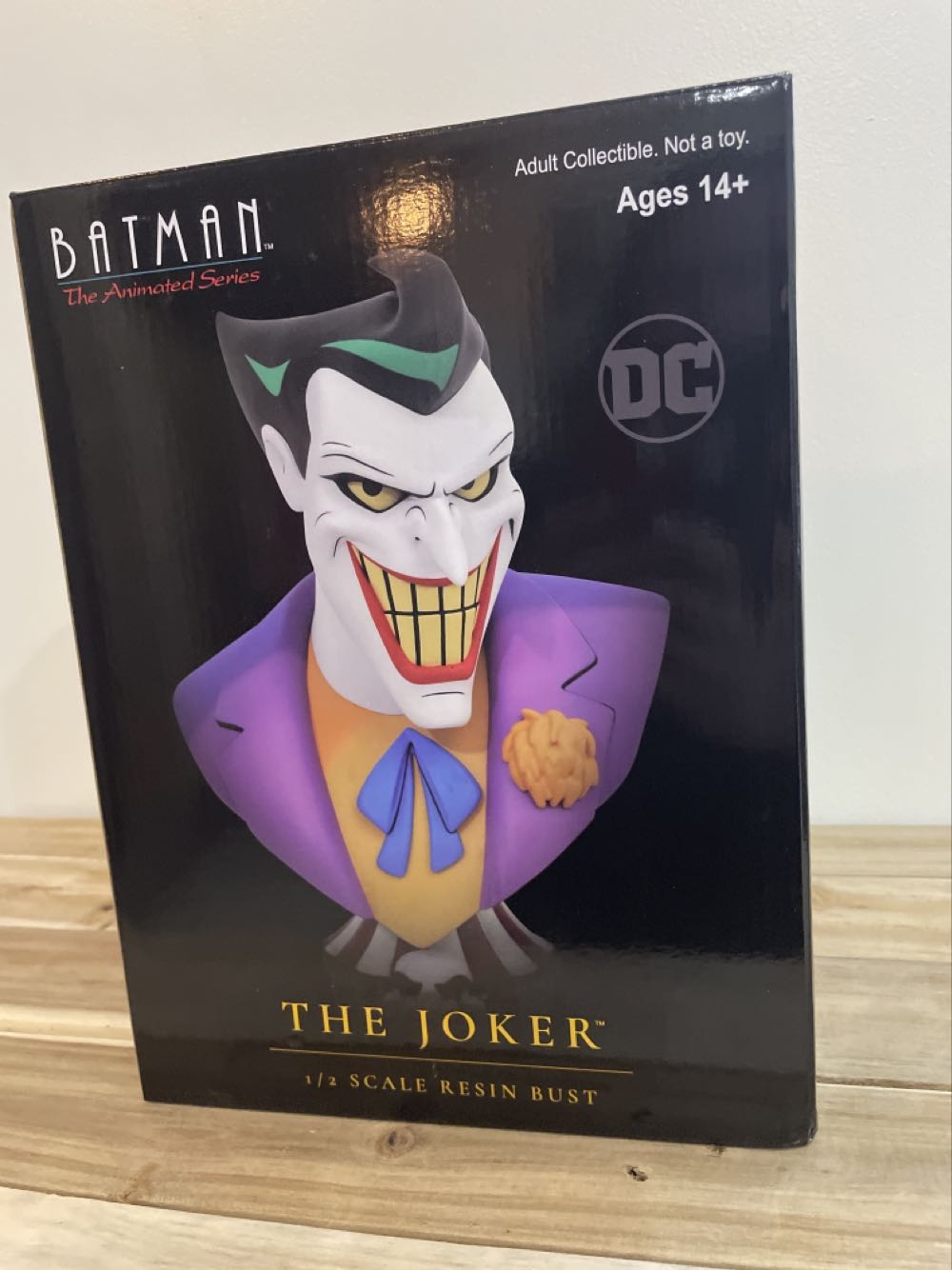 Joker Animated Bust 1/2 - Diamond Select (Batman) action figure collectible [Barcode 699788838235] - Main Image 2