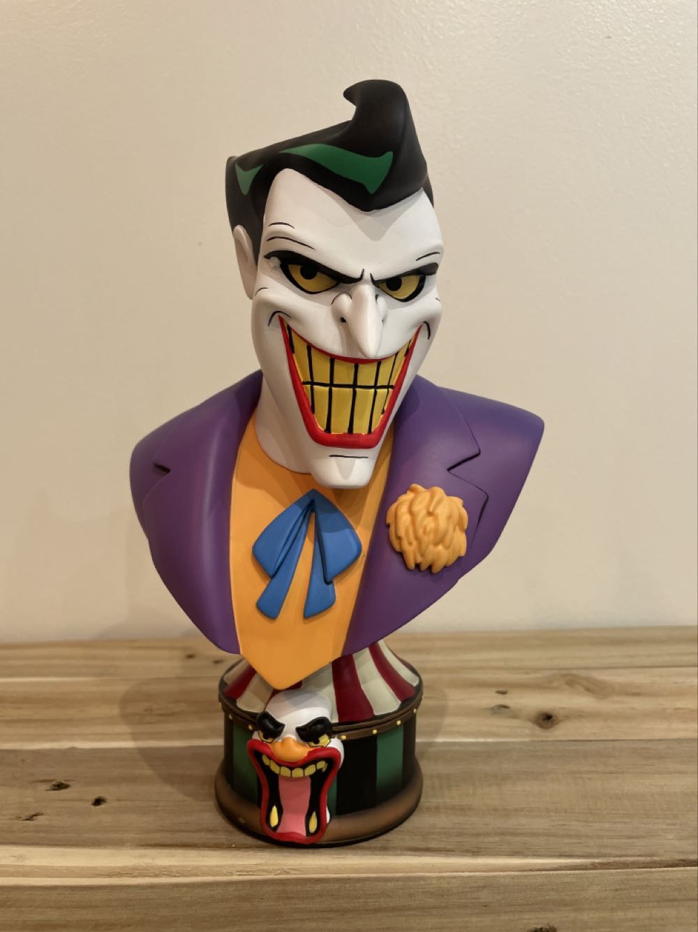 Joker Animated Bust 1/2 - Diamond Select (Batman) action figure collectible [Barcode 699788838235] - Main Image 3