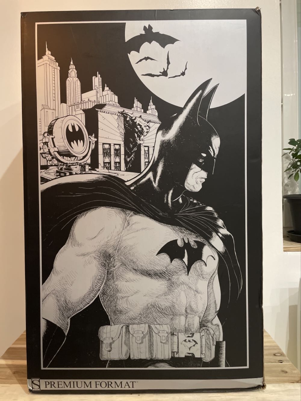 Batman Premium Format - Sideshow (Batman) action figure collectible [Barcode 747720222045] - Main Image 2