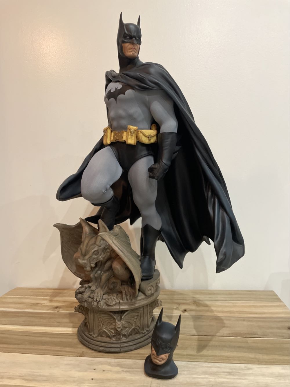 Batman Premium Format - Sideshow (Batman) action figure collectible [Barcode 747720222045] - Main Image 3