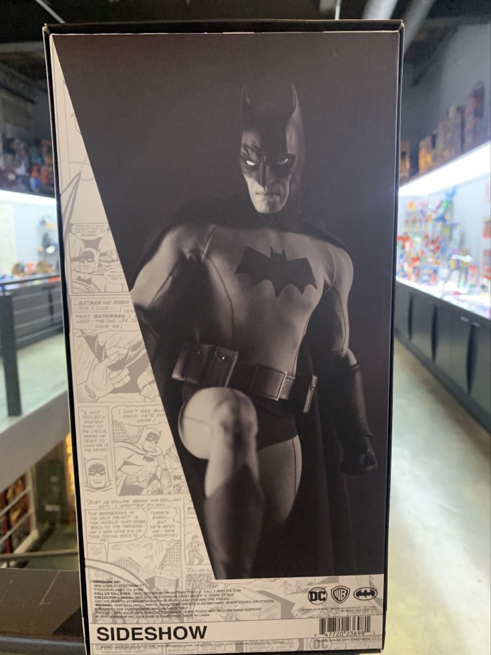 Batman Sideshow Black And White - Sideshow Collectibles action figure collectible [Barcode 747720236981] - Main Image 2