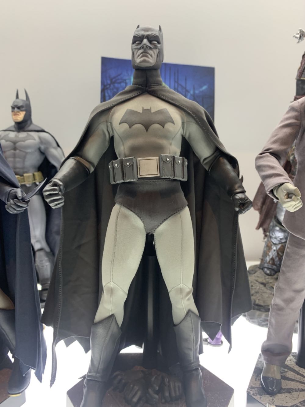 Batman Sideshow Black And White - Sideshow Collectibles action figure collectible [Barcode 747720236981] - Main Image 3
