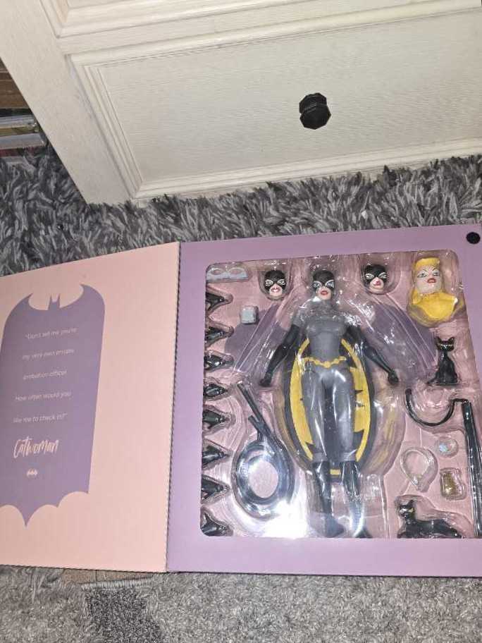 MONDO- Catwoman 1:6 Scale LE Mondo Store Exclusive - Mondo (Batman: The Animated Series) action figure collectible - Main Image 3