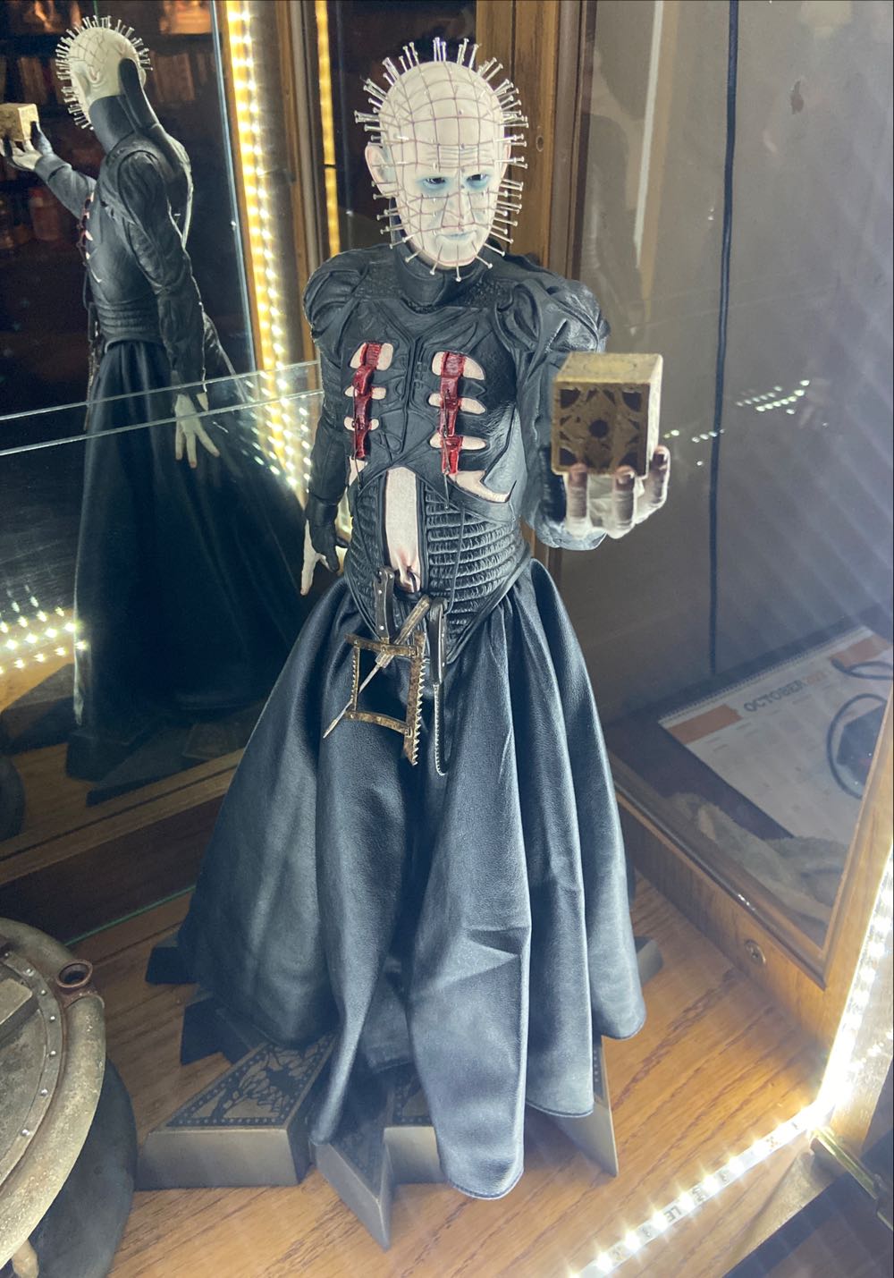 Hellraiser- Pinhead Premium Format - Sideshow (Hellraiser) action figure collectible [Barcode 747720217041] - Main Image 2