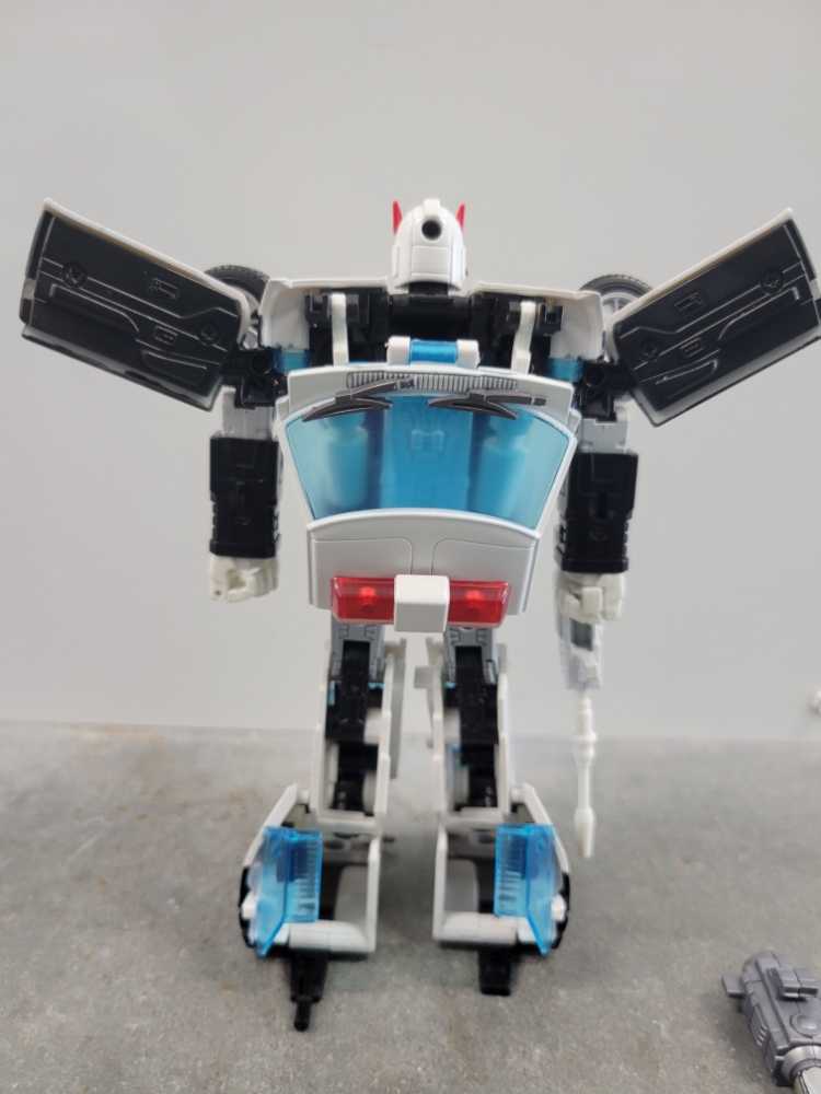 Prowl & Silver Tipped Cannon - Takara Tomy (The Transformers) action figure collectible [Barcode 4904810102281] - Main Image 3
