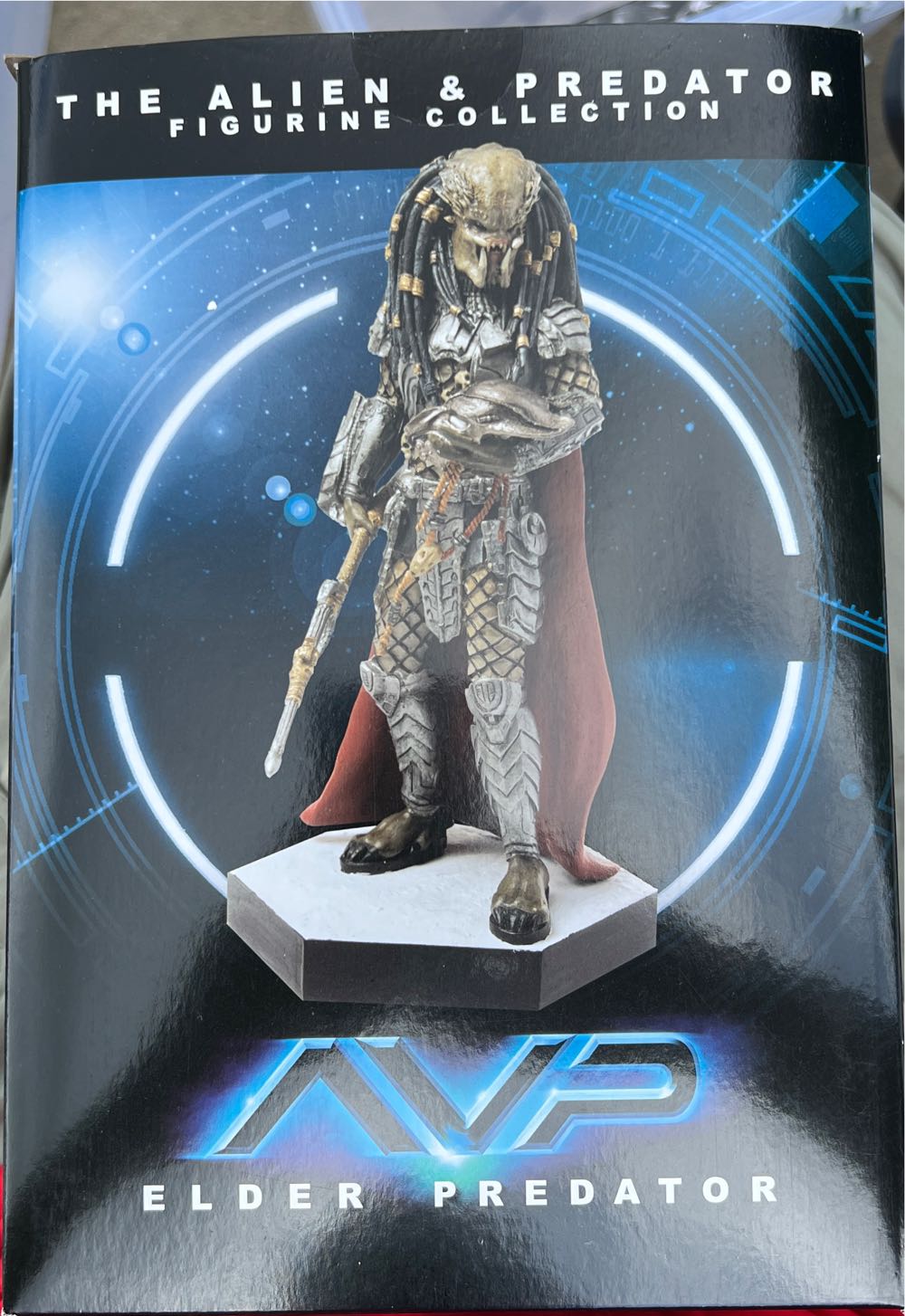 AvP: Elder Predator Figure With Collector Magazine #16  (Space/Horror) action figure collectible [Barcode 641945982749] - Main Image 2