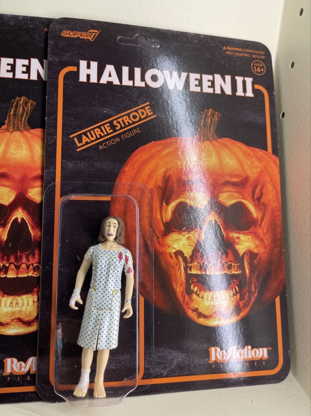 Halloween 2: Laurie Strode - Super 7 (Halloween II) action figure collectible [Barcode 840049809222] - Main Image 2