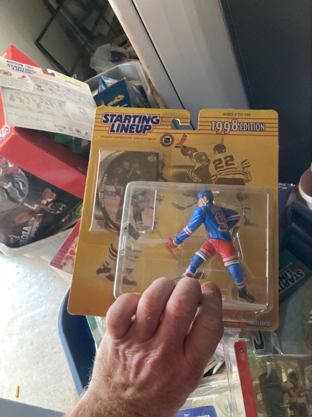 Starting Lineup Wayne Gretzky New York Rangers - Kenner (Sports Star Collectibles) action figure collectible [Barcode 076281718446] - Main Image 3