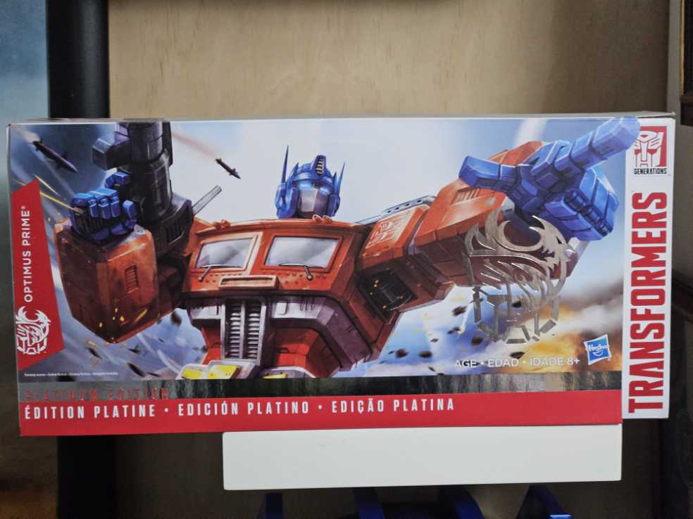 Platinum Edition: Year of the Rooster Optimus Prime  - Hasbro (The Transformers) action figure collectible [Barcode 630509517701] - Main Image 2