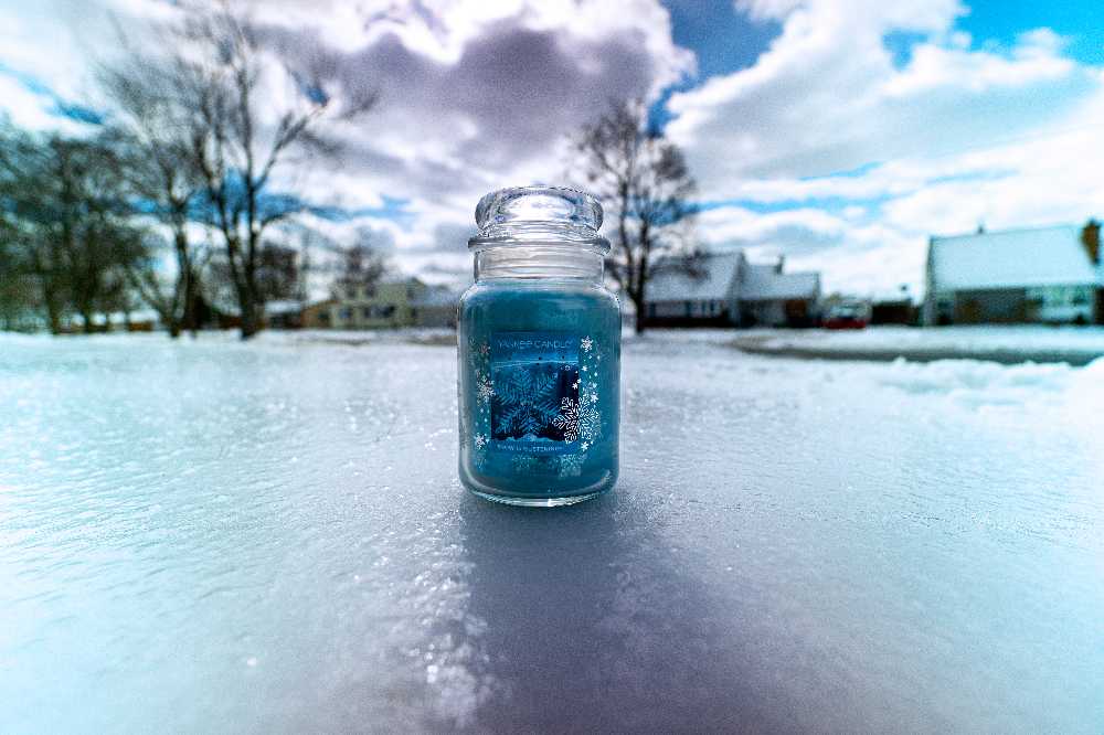 CANDLE: Christmas Yankee Snow is Glistening 2017 WWL - Yankee Candle (Christmas Candles) action figure collectible - Main Image 3