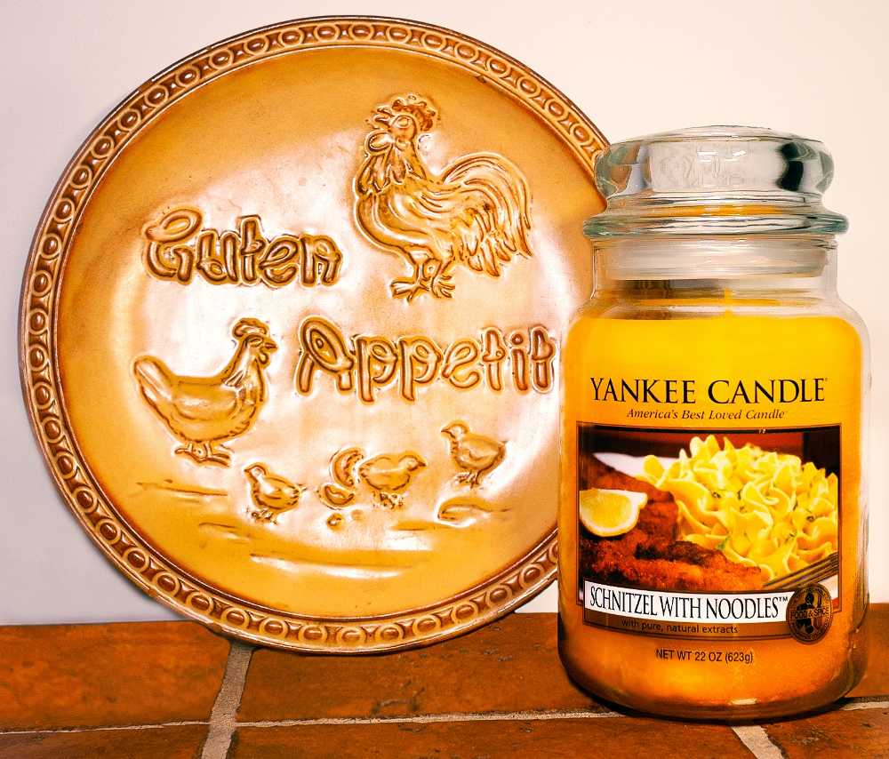 CANDLE: Christmas Yankee Schnitzels with Noodles Favorite Things 2012 - Yankee Candle (Christmas Candles) action figure collectible - Main Image 3