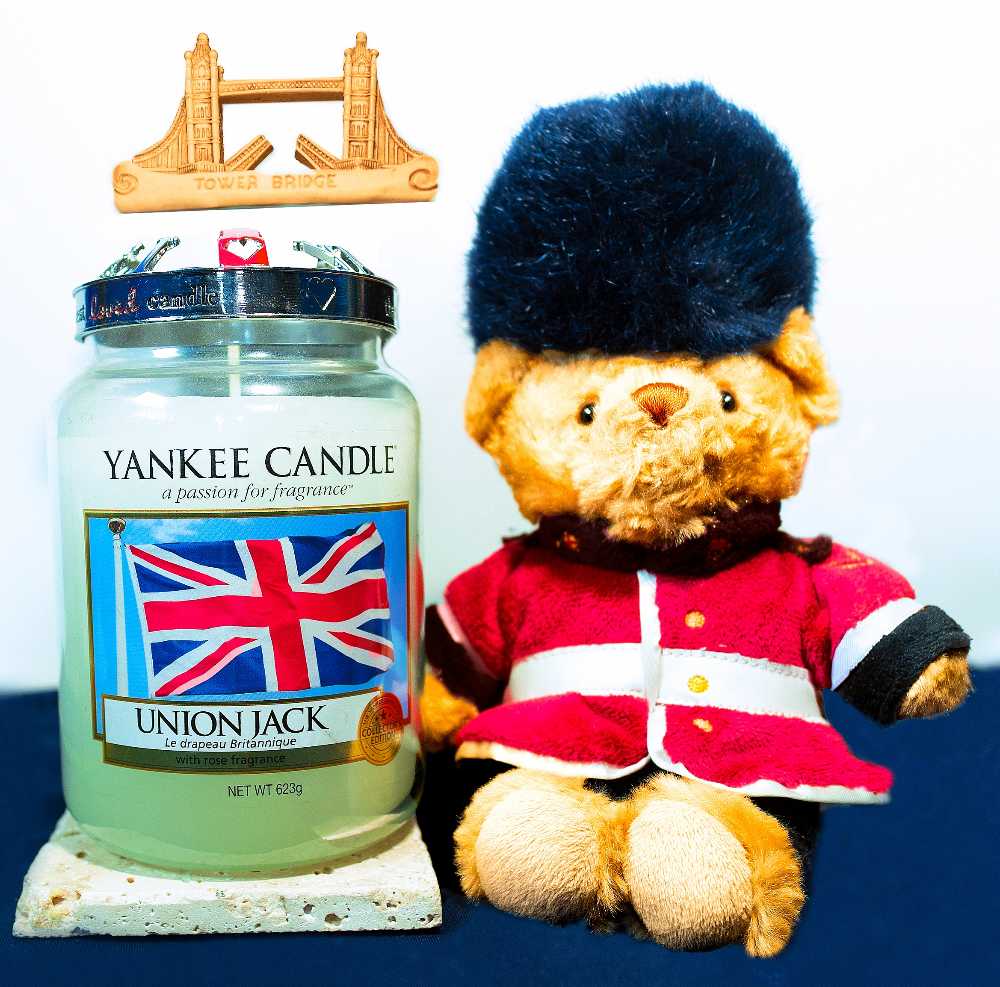 CANDLE: International Yankee United Kingdom UK Union Jack 2012 - Yankee Candle (International Candles) action figure collectible [Barcode 5038580010176] - Main Image 3