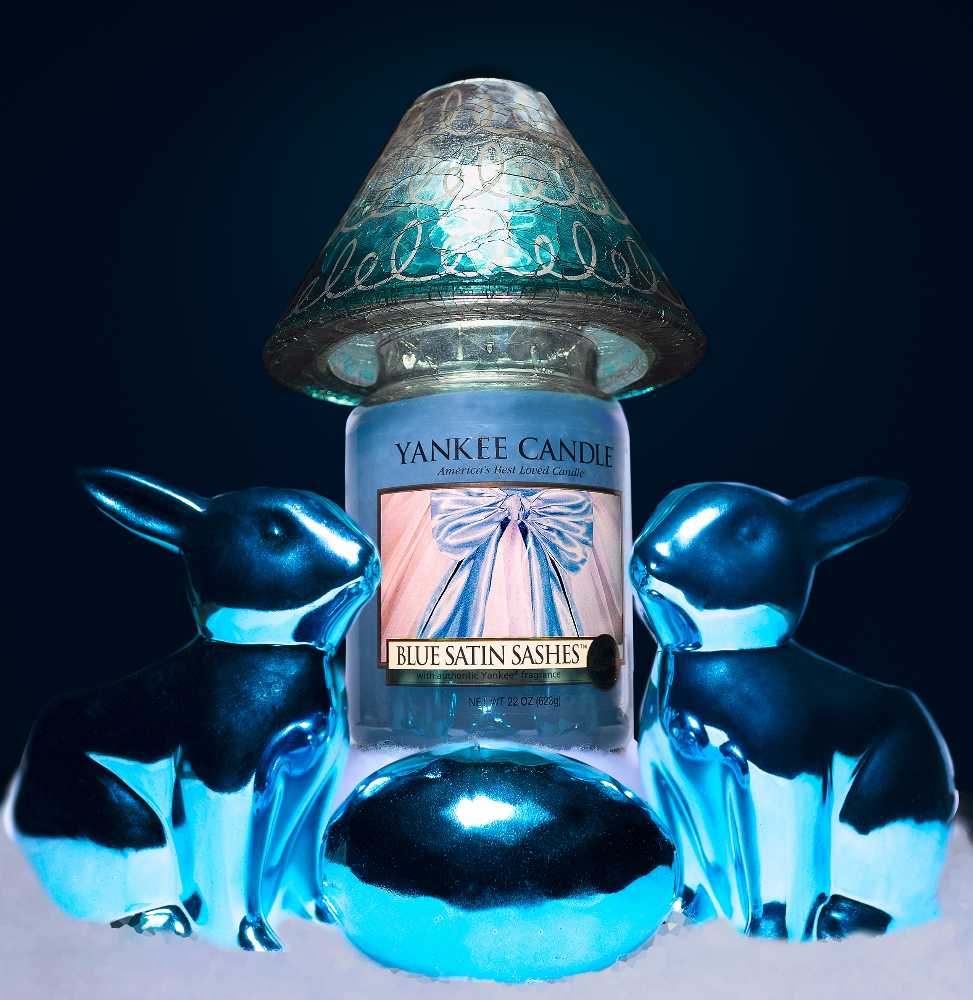 CANDLE: Christmas Yankee Blue Satin Sashes Favorite Things 2011 - Yankee Candle (Christmas Candles) action figure collectible - Main Image 3