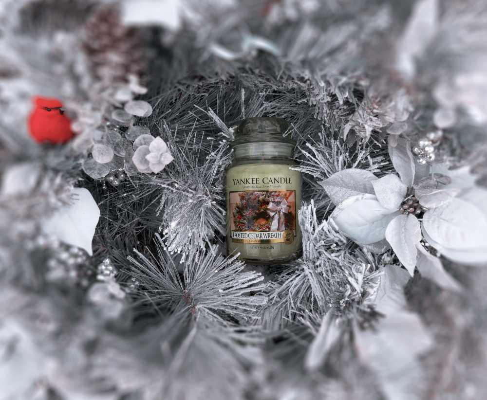 CANDLE: Christmas Yankee Frosted Cedar Wreath 2011 - Yankee Candle (Christmas Candles) action figure collectible - Main Image 3