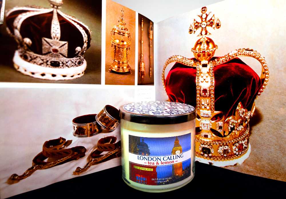 CANDLE: International Bath and Bodyworks United Kingdom UK London Calling  2013 - Bath & Bodyworks Candle (International Candles) action figure collectible - Main Image 3