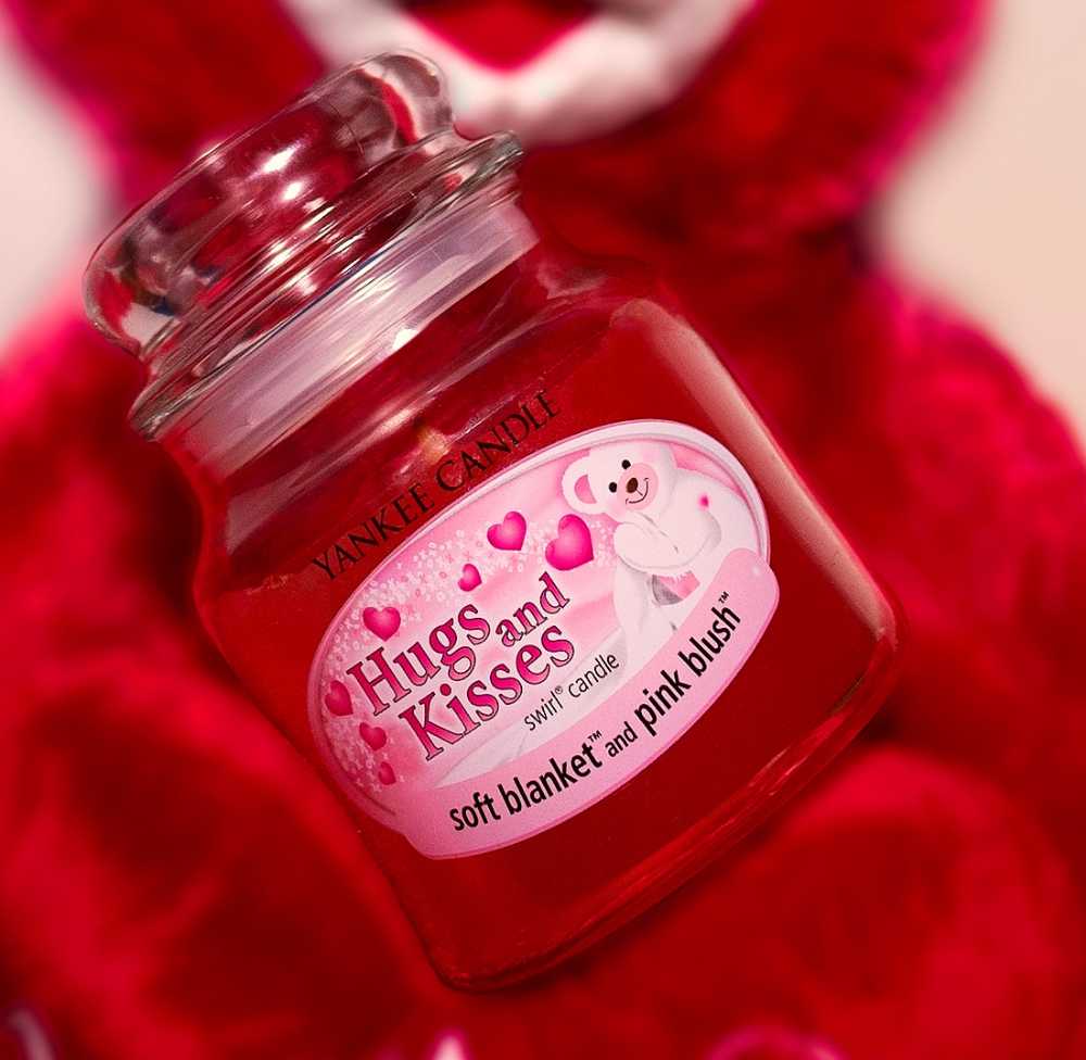 CANDLE: Valentine’s Day Yankee Candle Hugs ang Kisses Swirl 2012 - Yankee Candle (Valentine’s Day Candles) action figure collectible [Barcode 609032923945] - Main Image 3