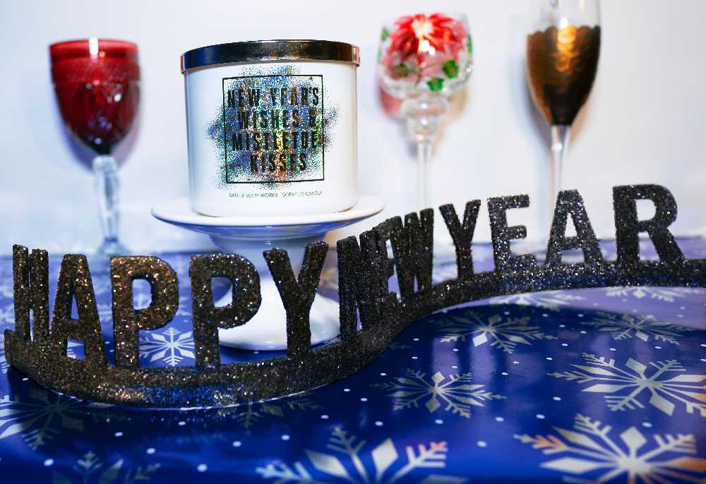 CANDLE: New Years Bath & Bodyworks New Year’s Wishes and Miseltoe Kisses Merry Miseltoe 2017 - Bath & Bodyworks Candle (New Years Candles) action figure collectible - Main Image 3