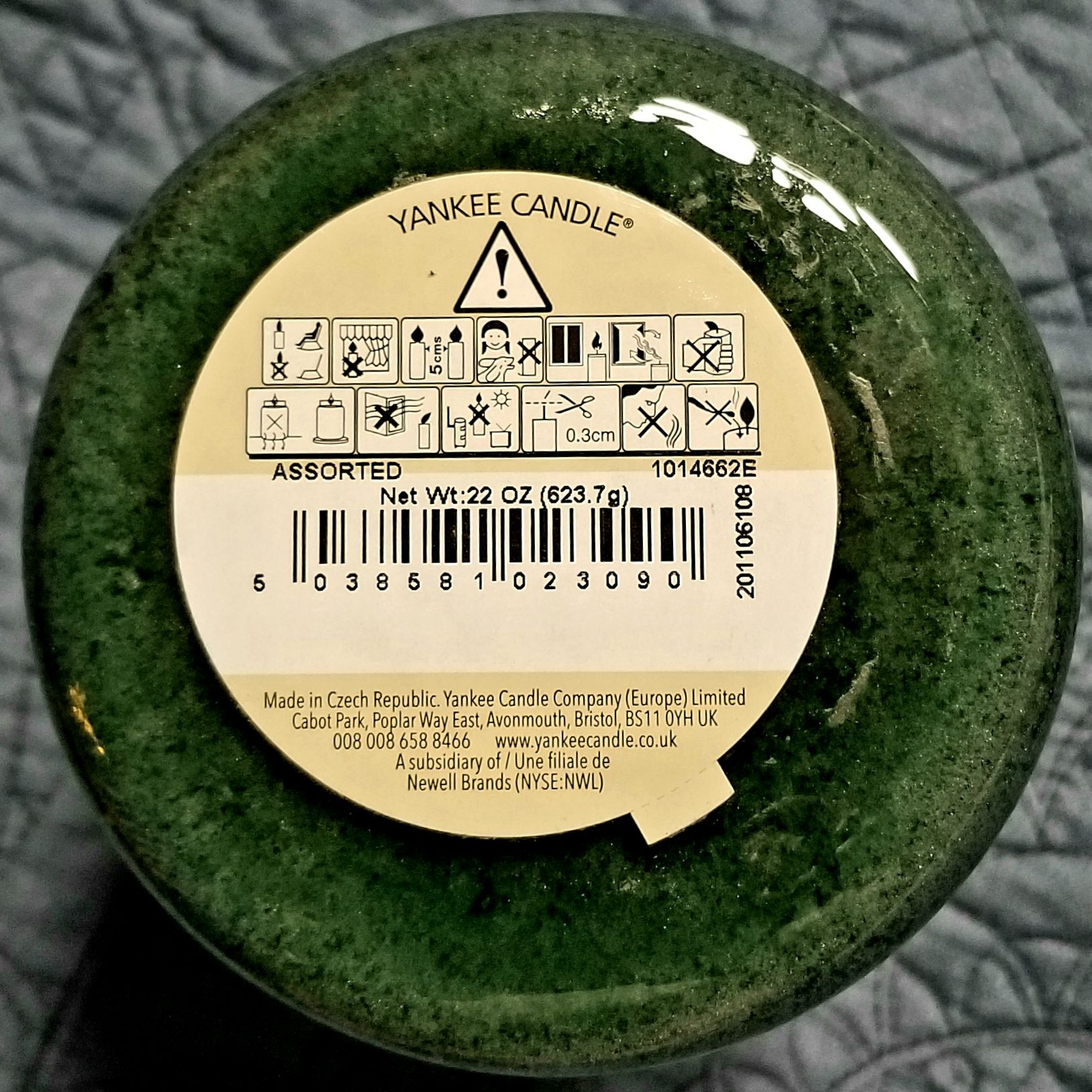 CANDLE: Christmas Yankee Singing Carols 2020 - Yankee Candle (Christmas Candles) action figure collectible [Barcode 5038581023090] - Main Image 2