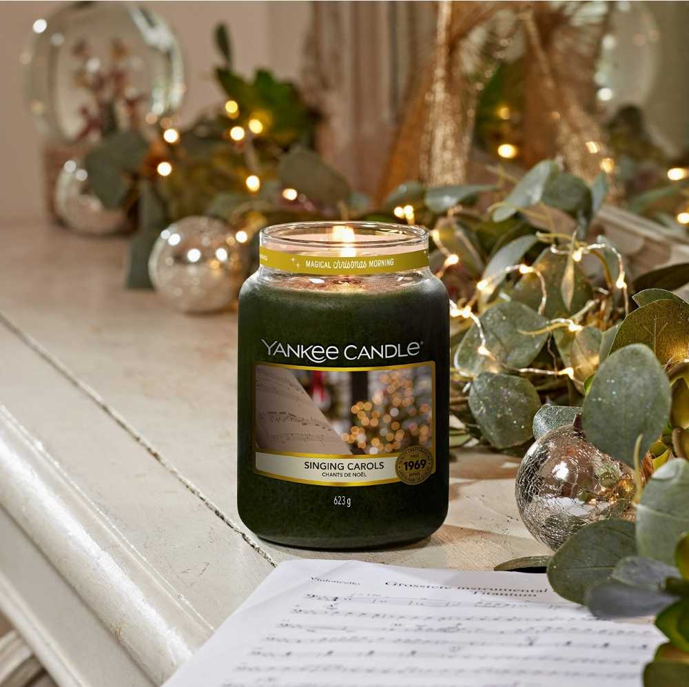 CANDLE: Christmas Yankee Singing Carols 2020 - Yankee Candle (Christmas Candles) action figure collectible [Barcode 5038581023090] - Main Image 3