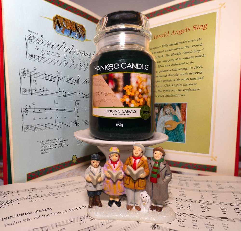 CANDLE: Christmas Yankee Singing Carols 2020 - Yankee Candle (Christmas Candles) action figure collectible [Barcode 5038581023090] - Main Image 4