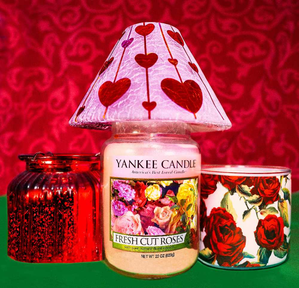 CANDLE: Valentine’s Day Yankee Candle Fresh Cut Roses 2013 - Yankee Candle (Valentine’s Day) action figure collectible - Main Image 3
