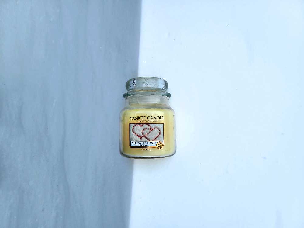 CANDLE: Valentine’s Day Yankee Candle Snow in Love 2019 - Yankee Candle (Valentine’s Day Candles) action figure collectible - Main Image 3