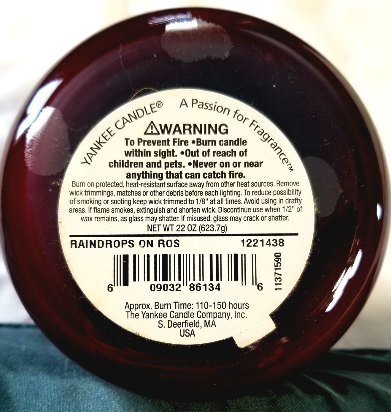 CANDLE: Christmas Yankee Raindrops on Roses Favorite Things 2011 - Yankee Candle (Christmas Candles) action figure collectible - Main Image 2