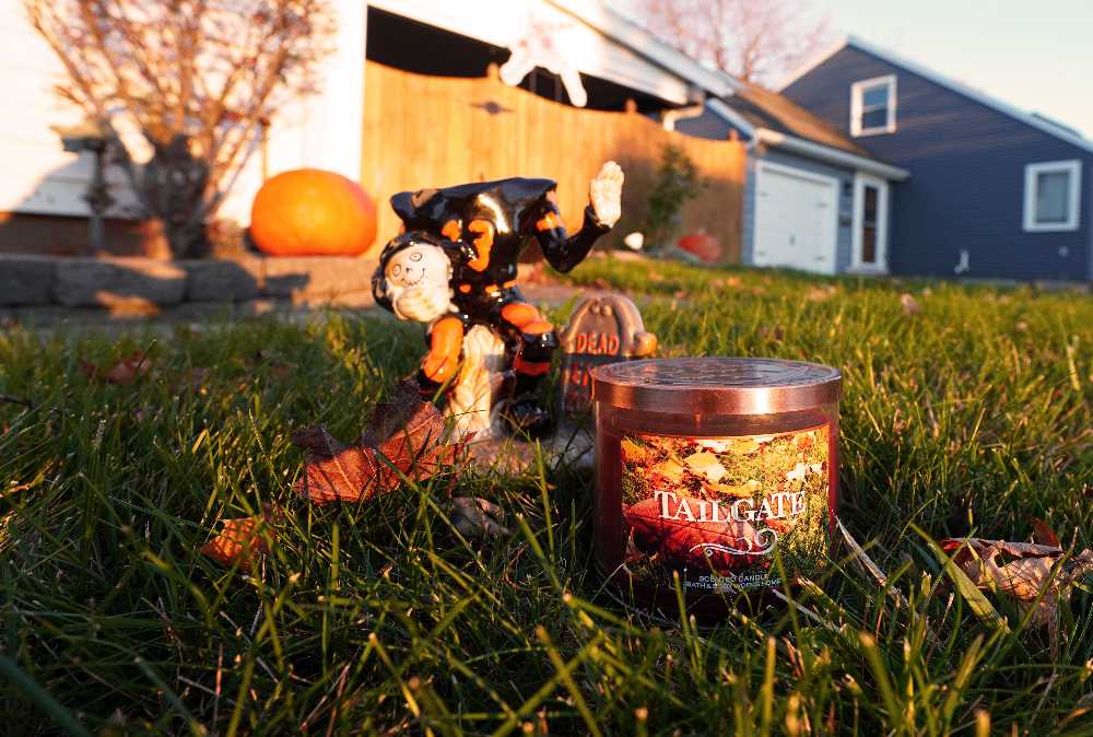 CANDLE: Football Bath and Bodyworks Tailgate 2014 - Bath & Bodyworks Candle (Sports Candles) action figure collectible - Main Image 3