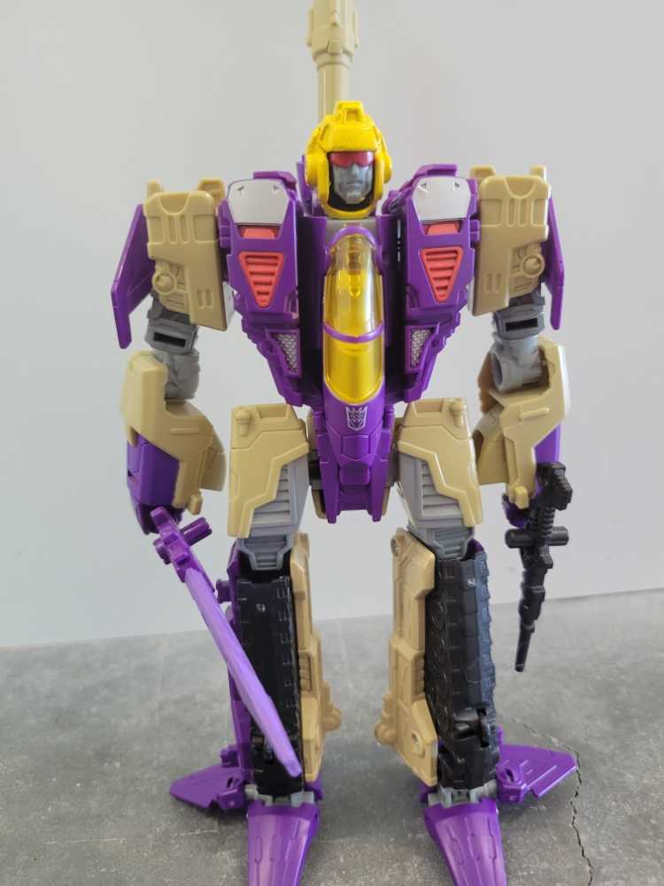 Blitzwing 3rd Robot Mode - Hasbro (Generations) action figure collectible - Main Image 2