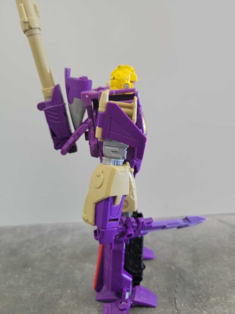 Blitzwing 3rd Robot Mode - Hasbro (Generations) action figure collectible - Main Image 3
