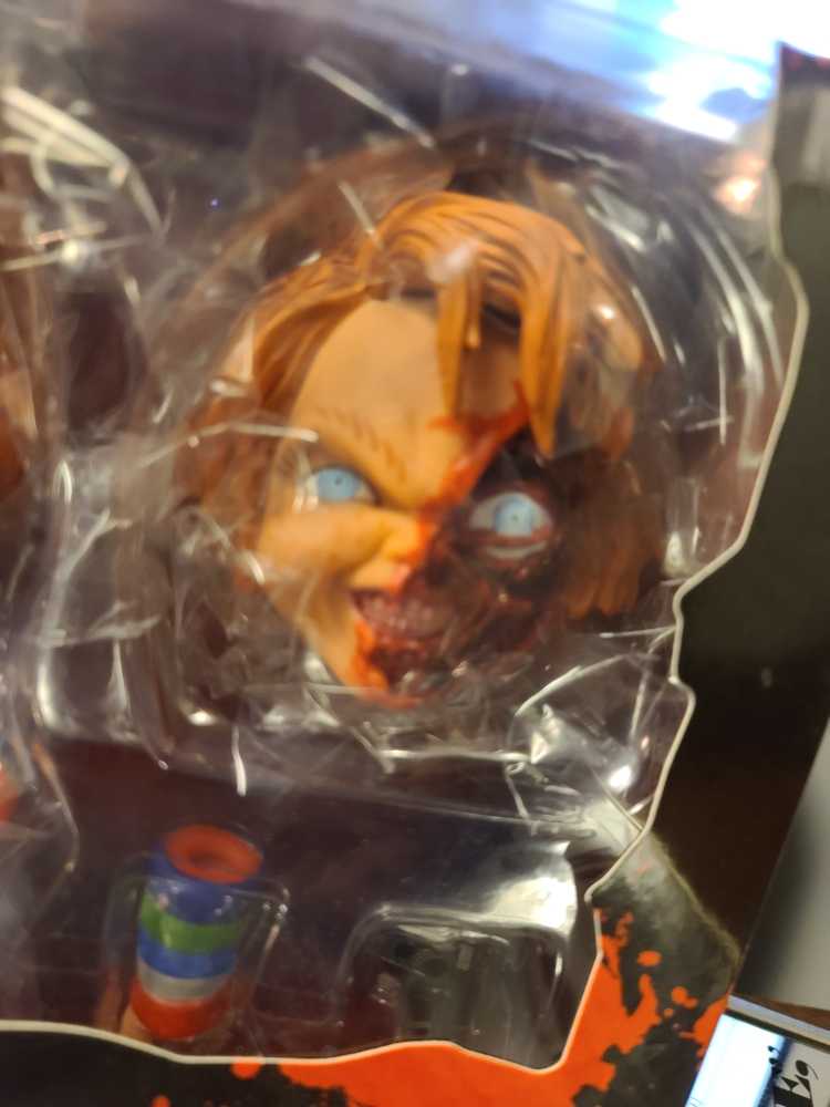 Chucky (Deluxe Edition) - Mezco Toyz (Chucky) action figure collectible [Barcode 696198781038] - Main Image 2