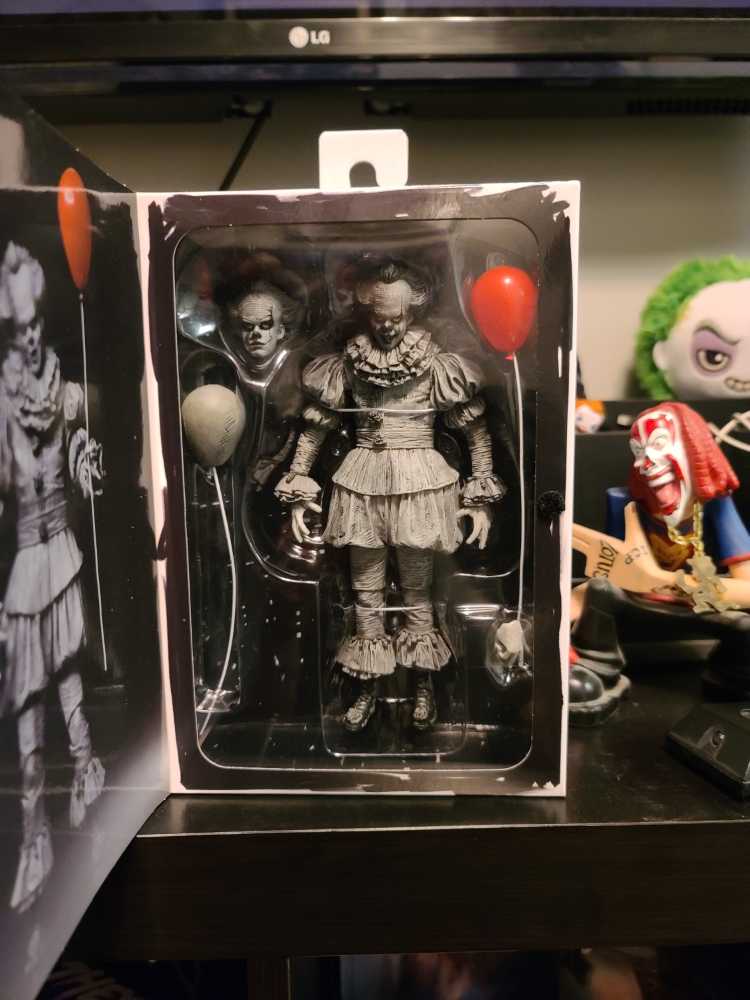 Pennywise - Etched - SDCC 2018 Exclusive - Neca (It (2017)) action figure collectible [Barcode 9643492454572] - Main Image 2